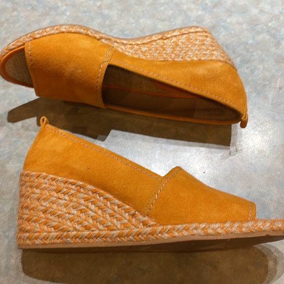 Donald Pliner orange suede wedge shoes (sz 10) - Picture 3 of 12